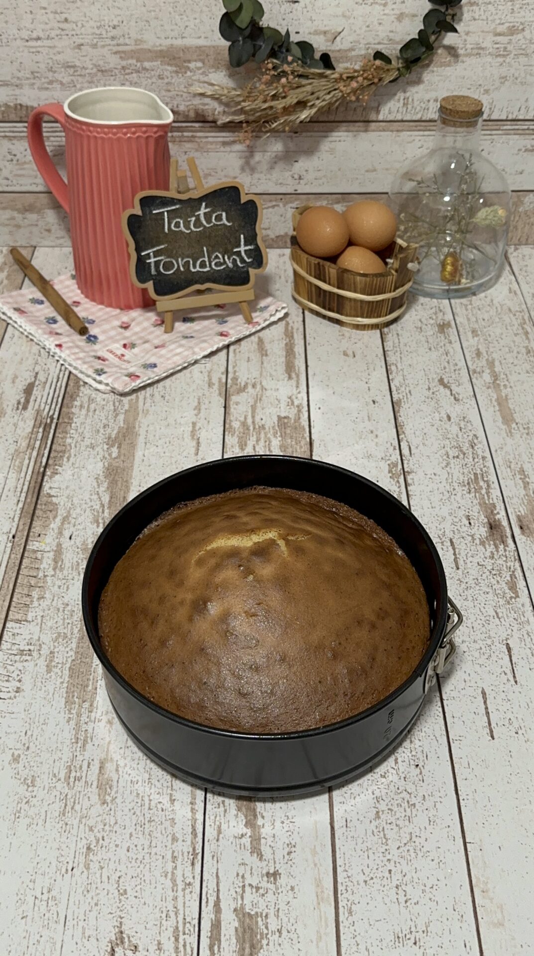 El bizcocho de nuestra tarta lazo de fondant recién horneado