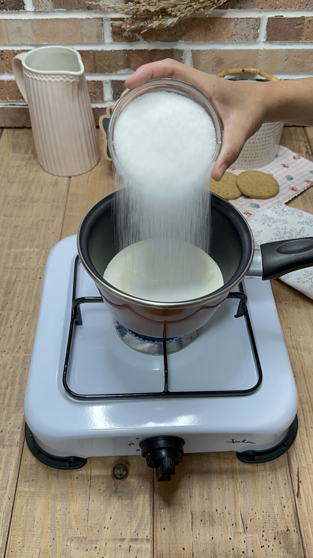 Llevamos al fuego la nata con el azúcar