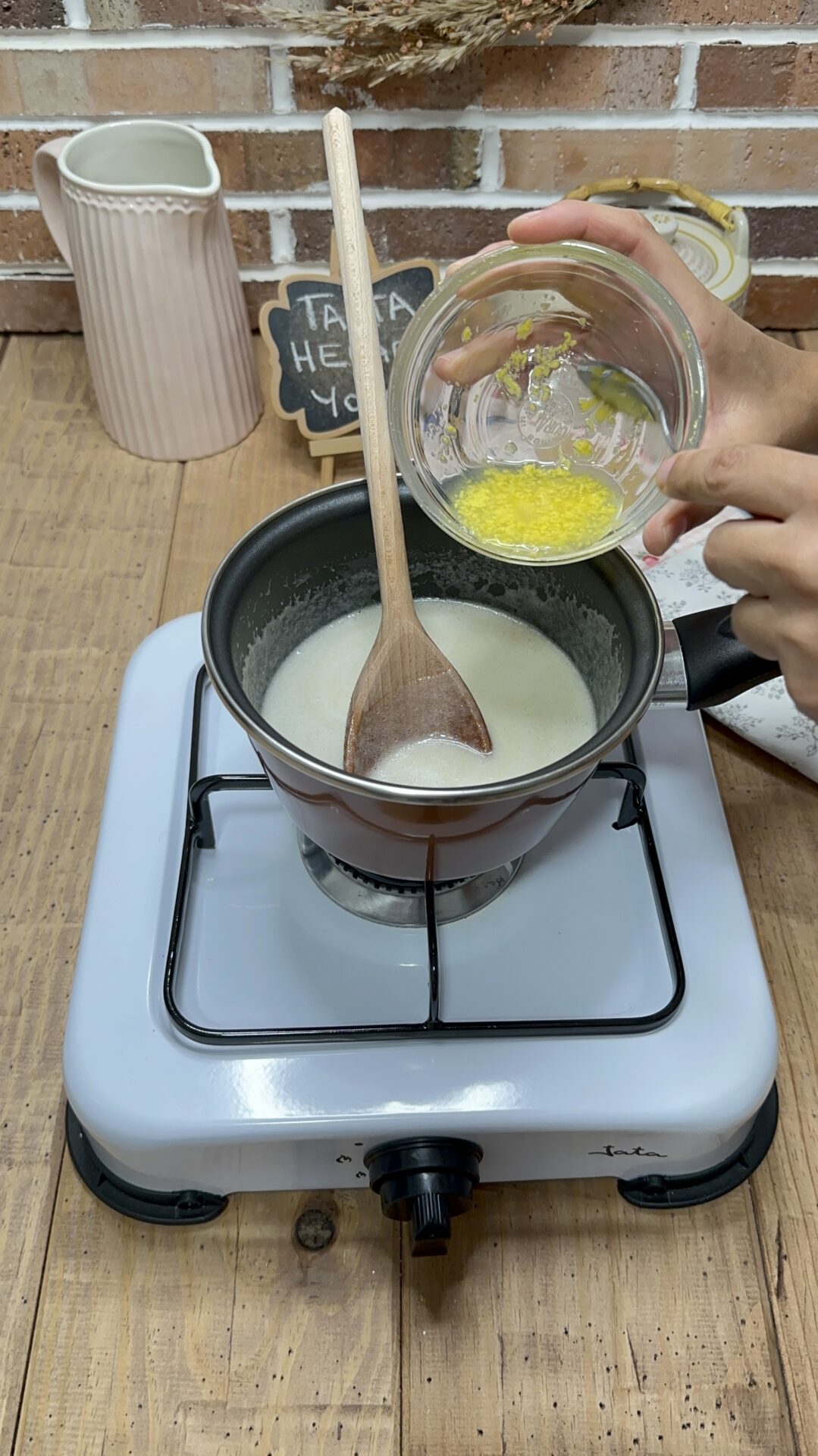 Incorporamos la ralladura, la vainilla y el yogurt
