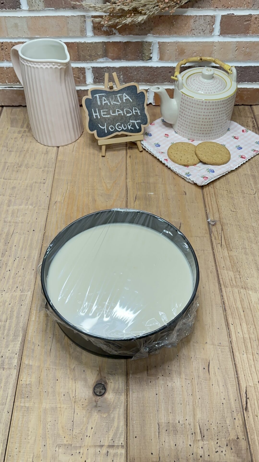 Tapamos con papel film y llevamos nuestra tarta helada de yogurt al congelador