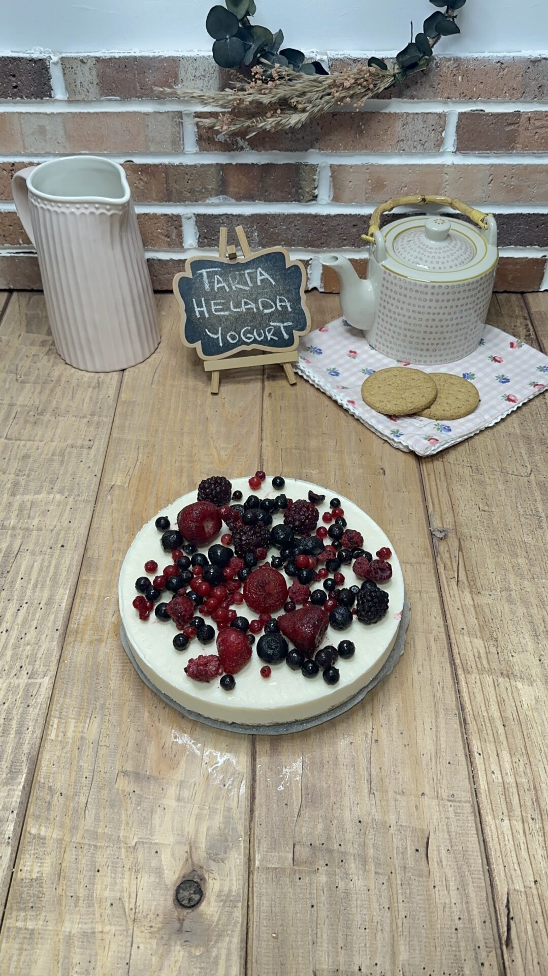 Decoramos nuestra tarta helada de yogurt con los frutos rojos