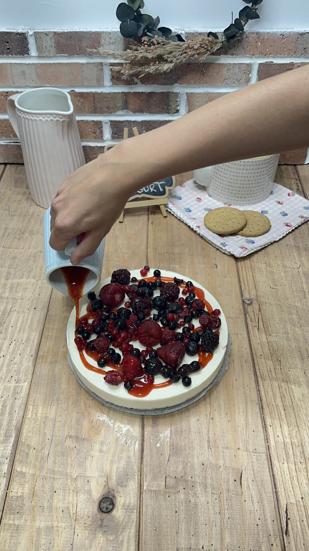 Y añadimos un buen chorro de sirope de fresa