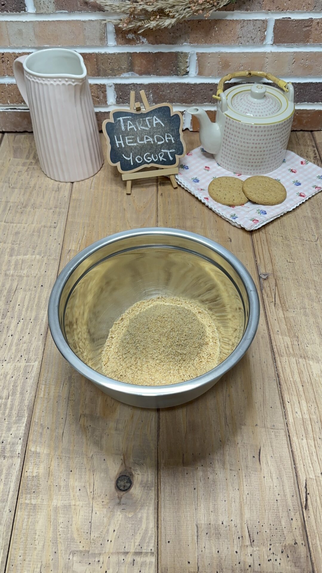 Llevamos las galletas trituradas a un bol
