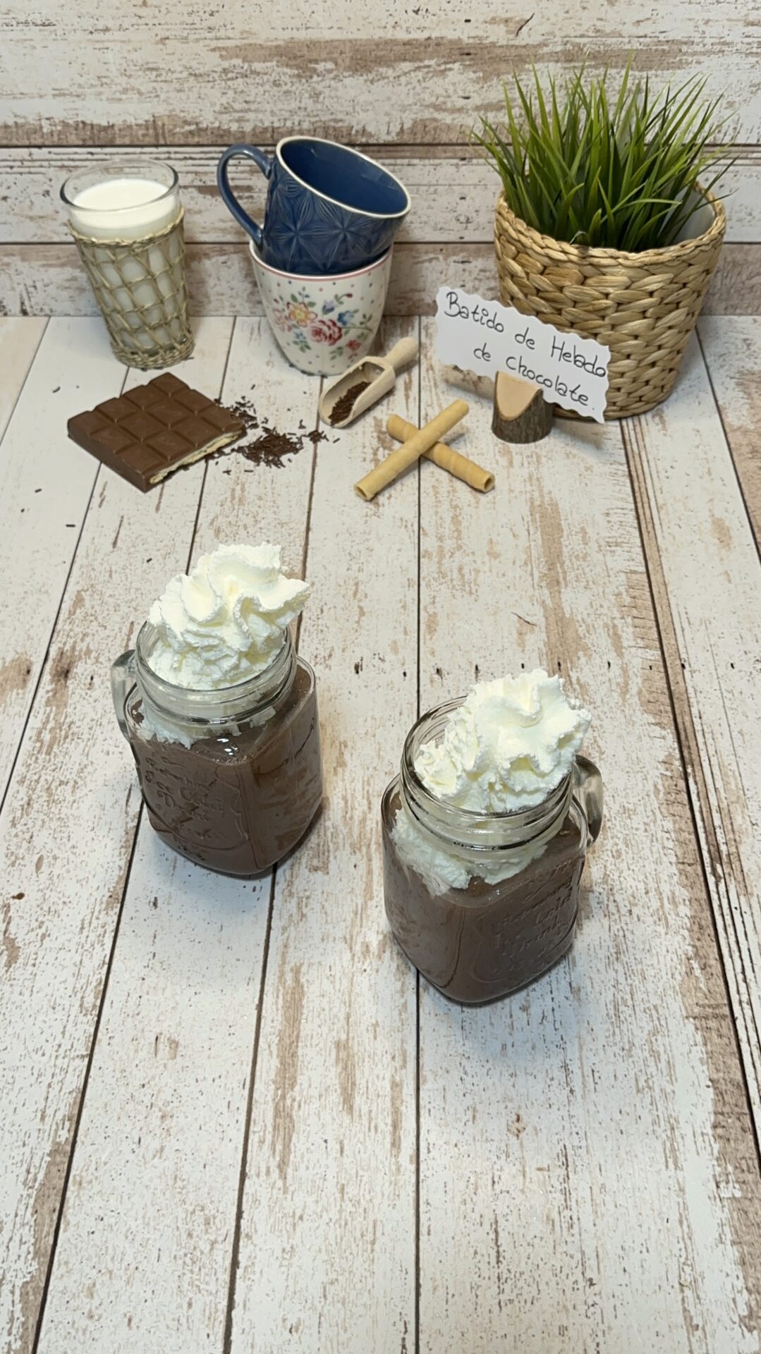 Imagen 9 Decoramos nuestros batidos de helado de chocolate con nata montada