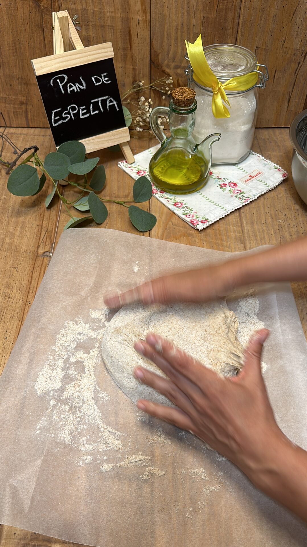 Llevamos a un papel vegetal y le damos forma redonda