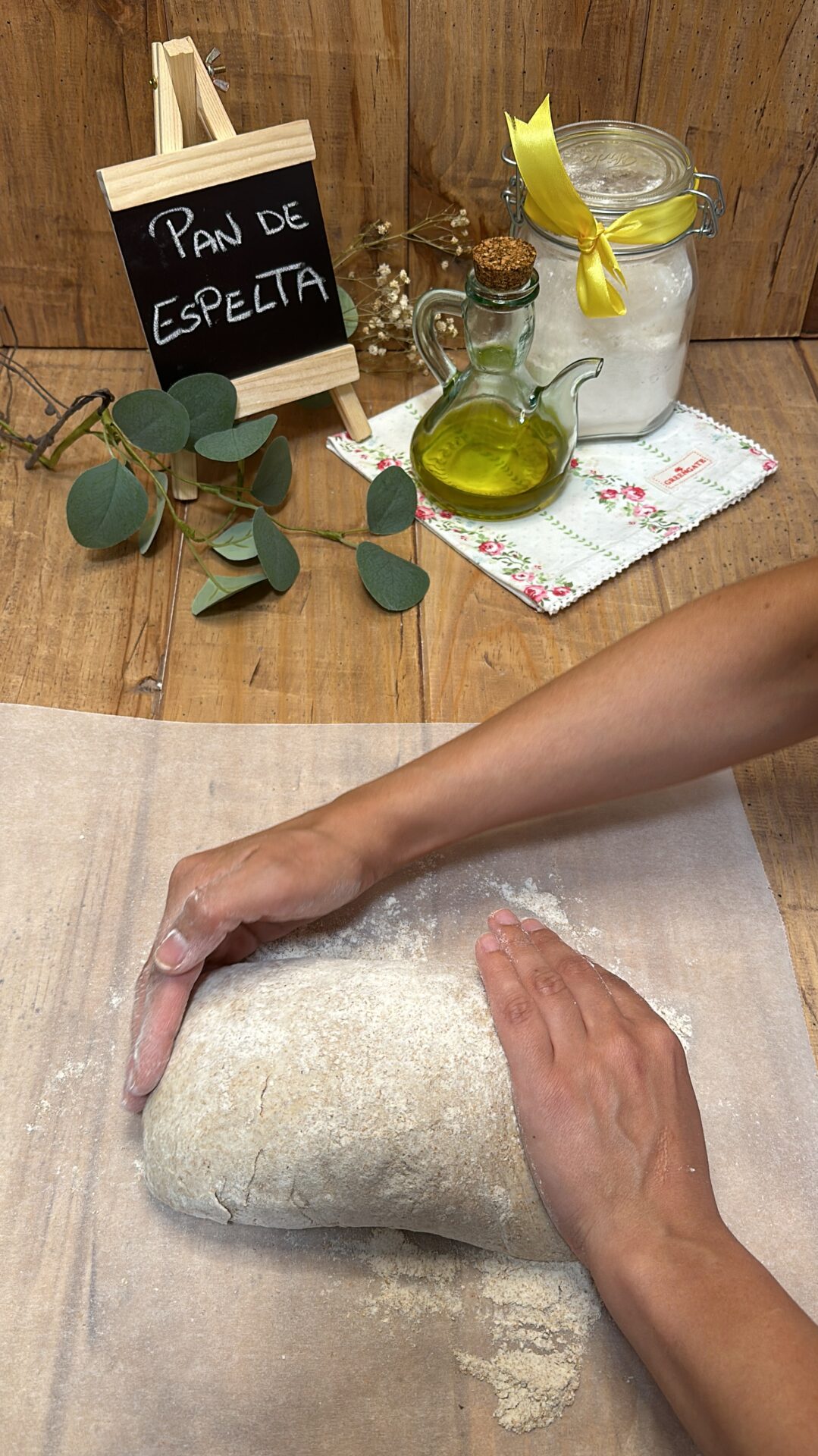 Llevamos la masa al papel vegetal y le damos forma de pan