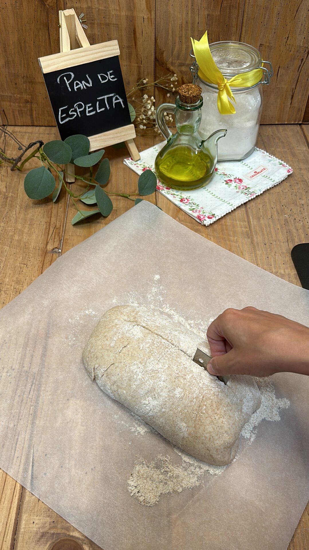Cortamos la masa de nuestro pan de espelta con una cuchilla