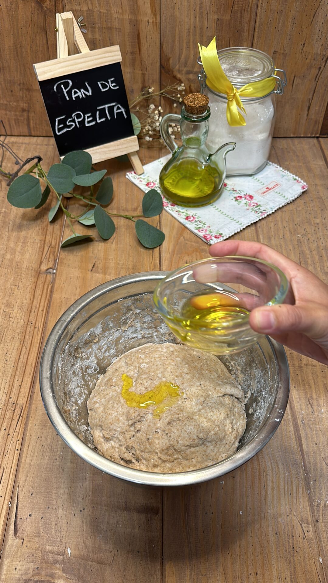 Añadimos a la masa el aceite de oliva