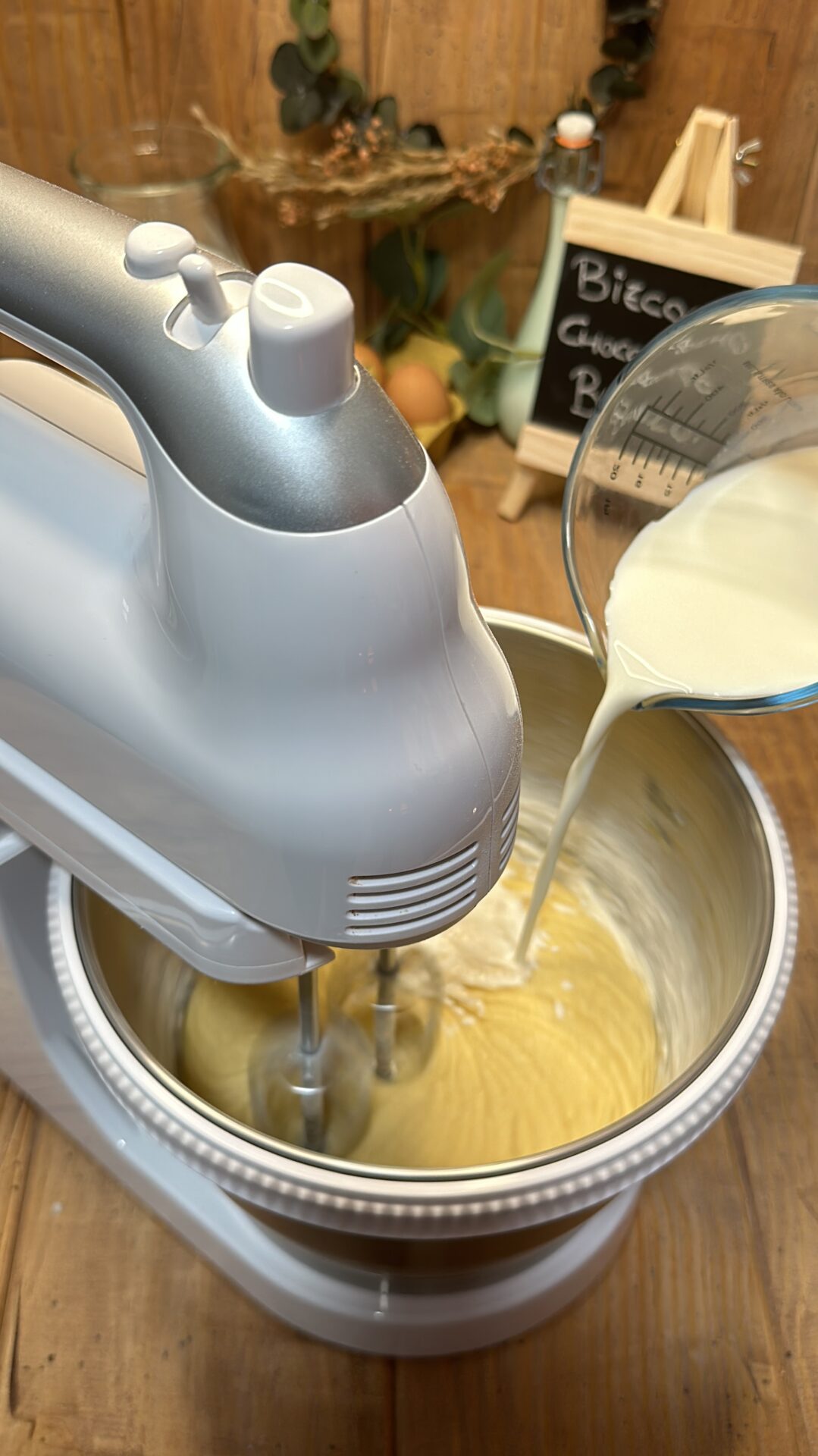 Entre tandas, añadimos la leche