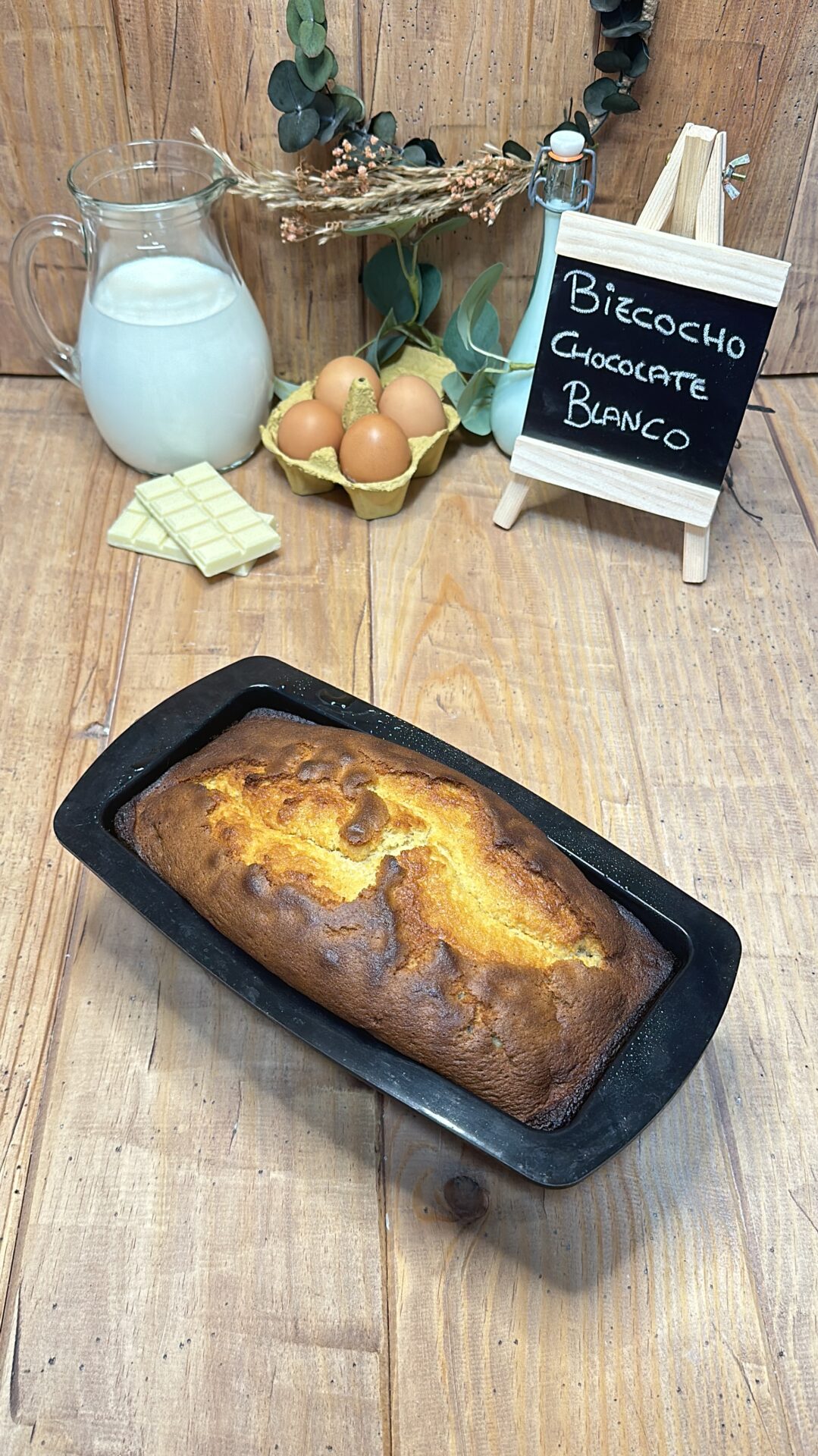 Nuestro bizcocho de chocolate blanco recién horneado