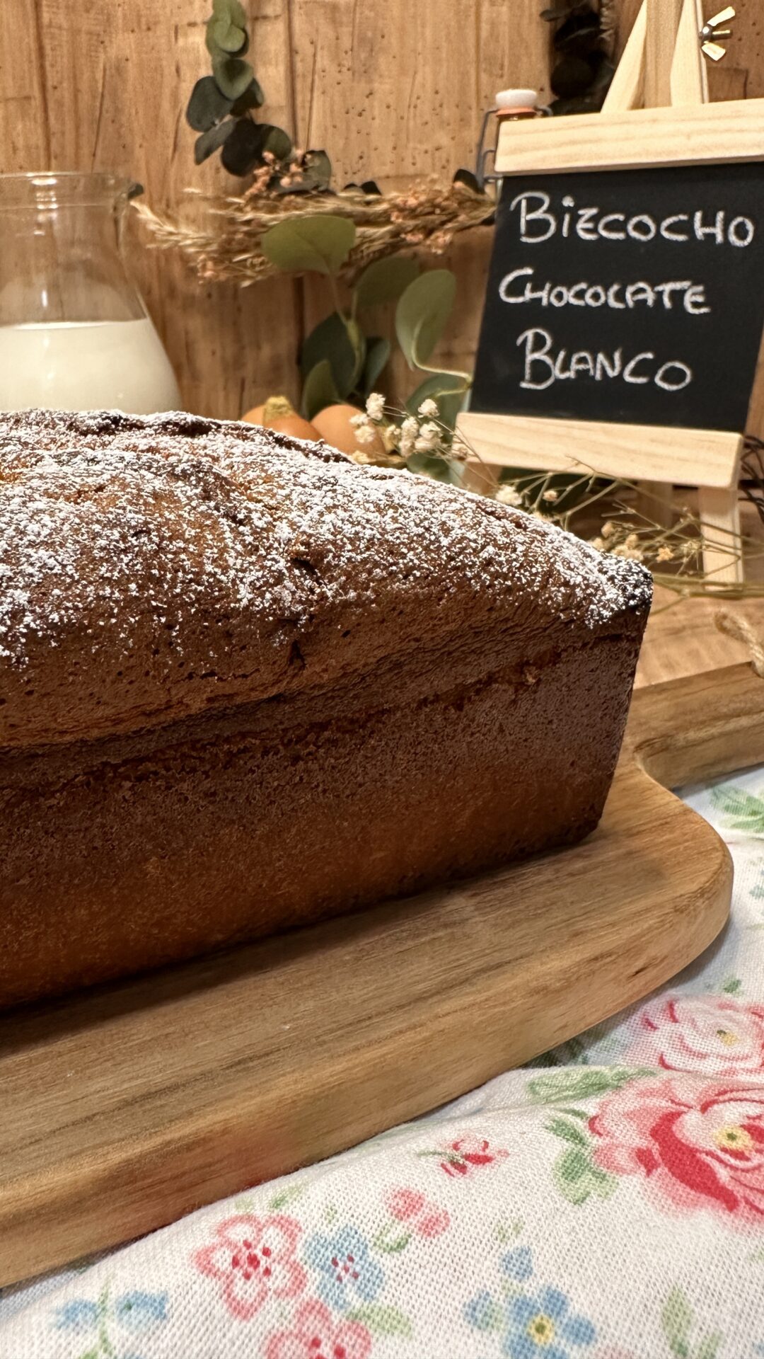 Húmedo, tierno y delicado bizcocho de chocolate blanco