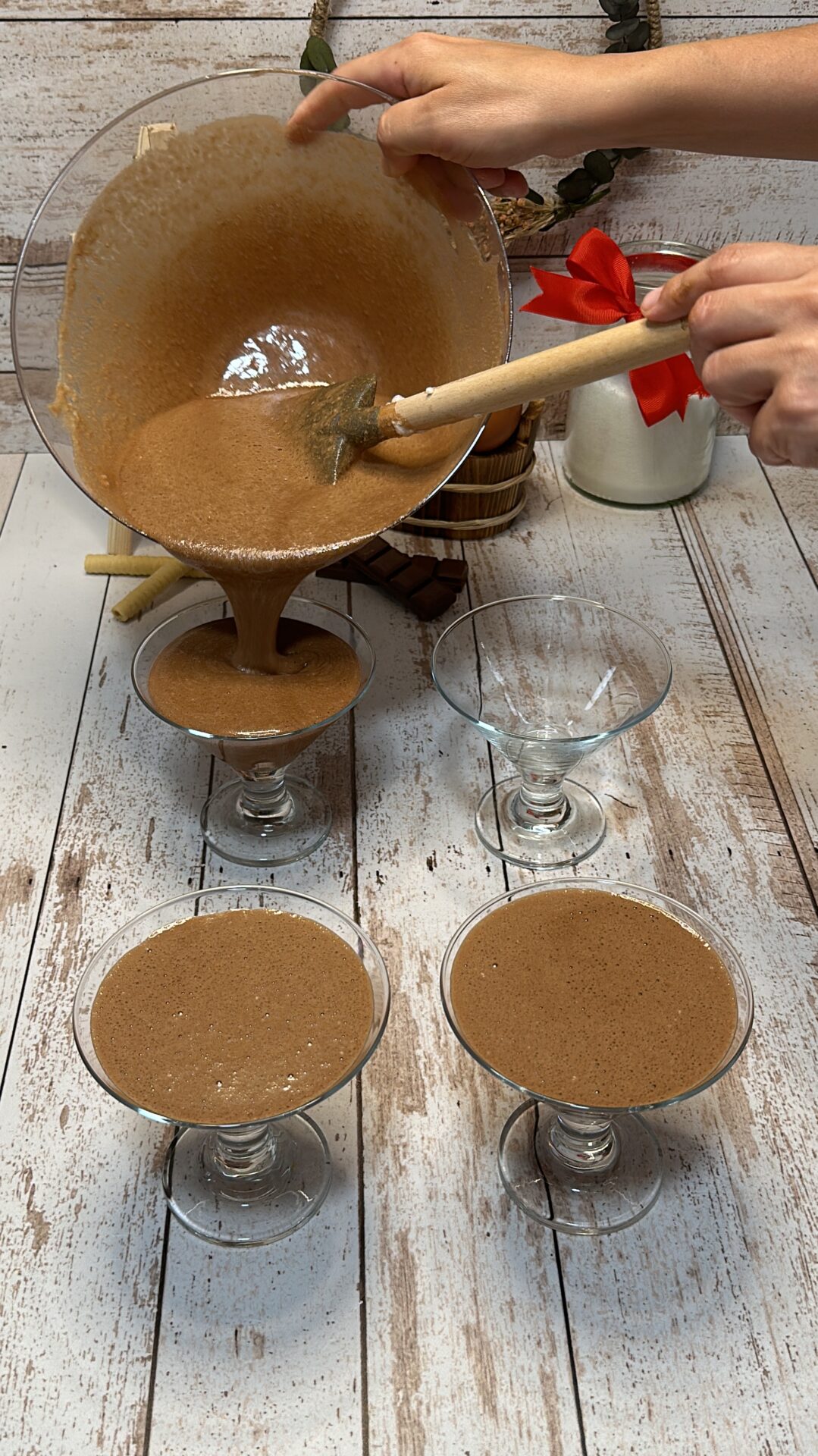 Imagen 17 Vertemos la mousse de chocolate en los recipientes