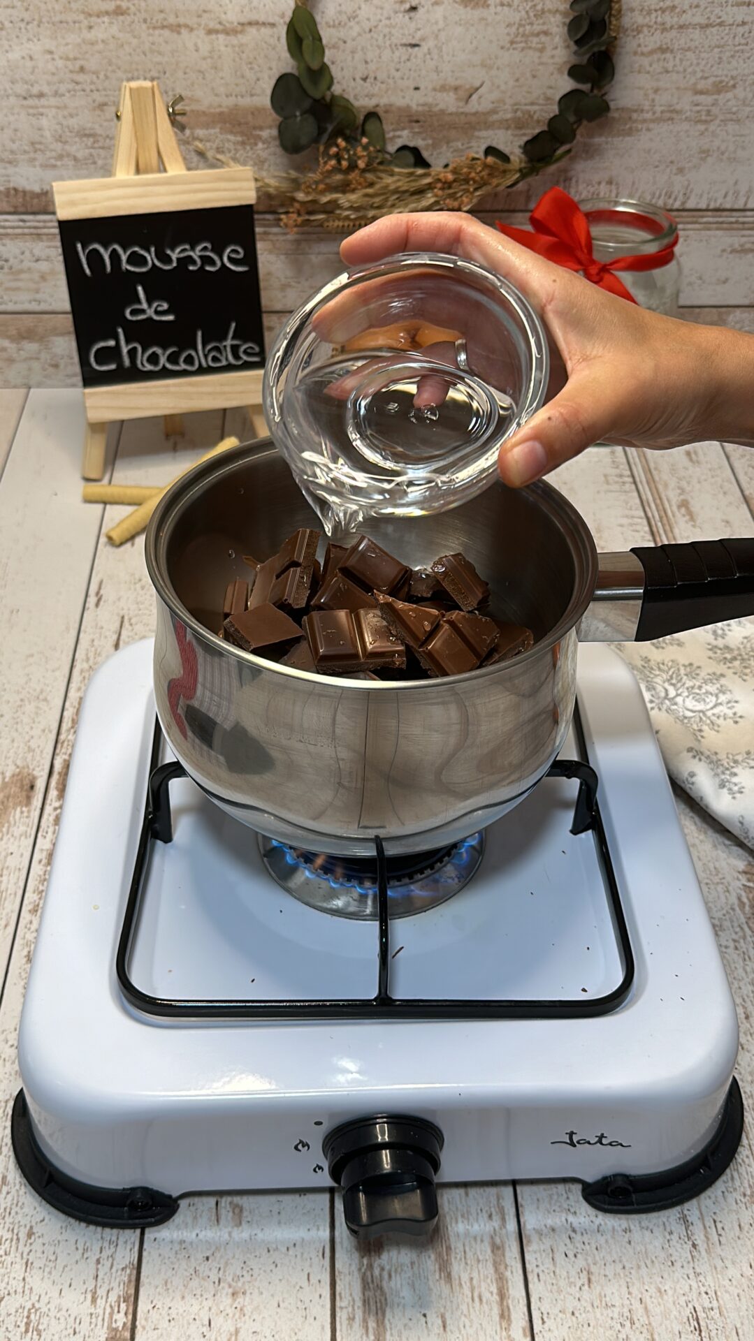 Imagen 3 Ponemos el chocolate al baño María con la mitad del agua