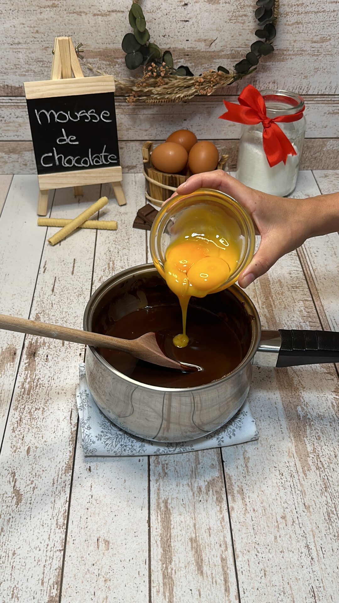 Imagen 7 Incorporamos las yemas al chocolate caliente
