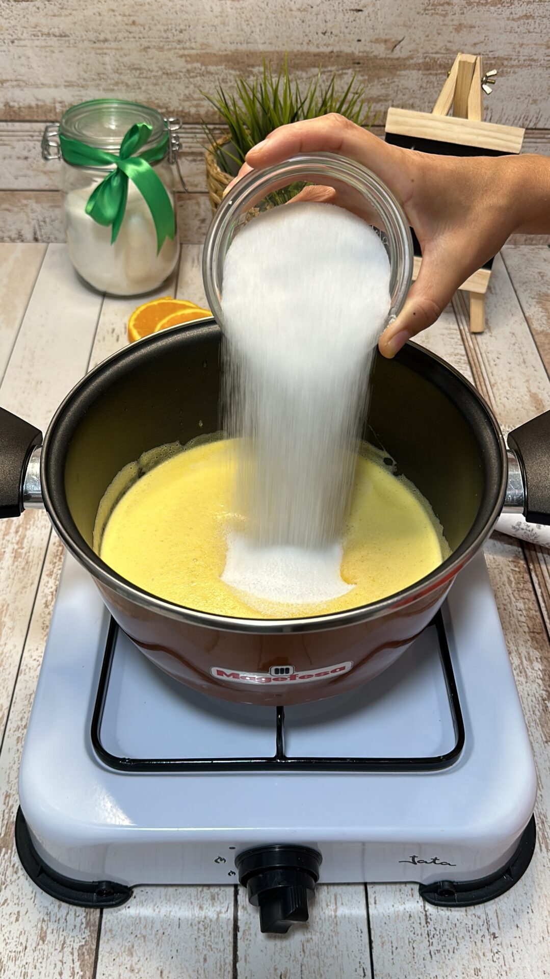 Llevamos a un cazo el zumo de naranja e incorporamos el azúcar