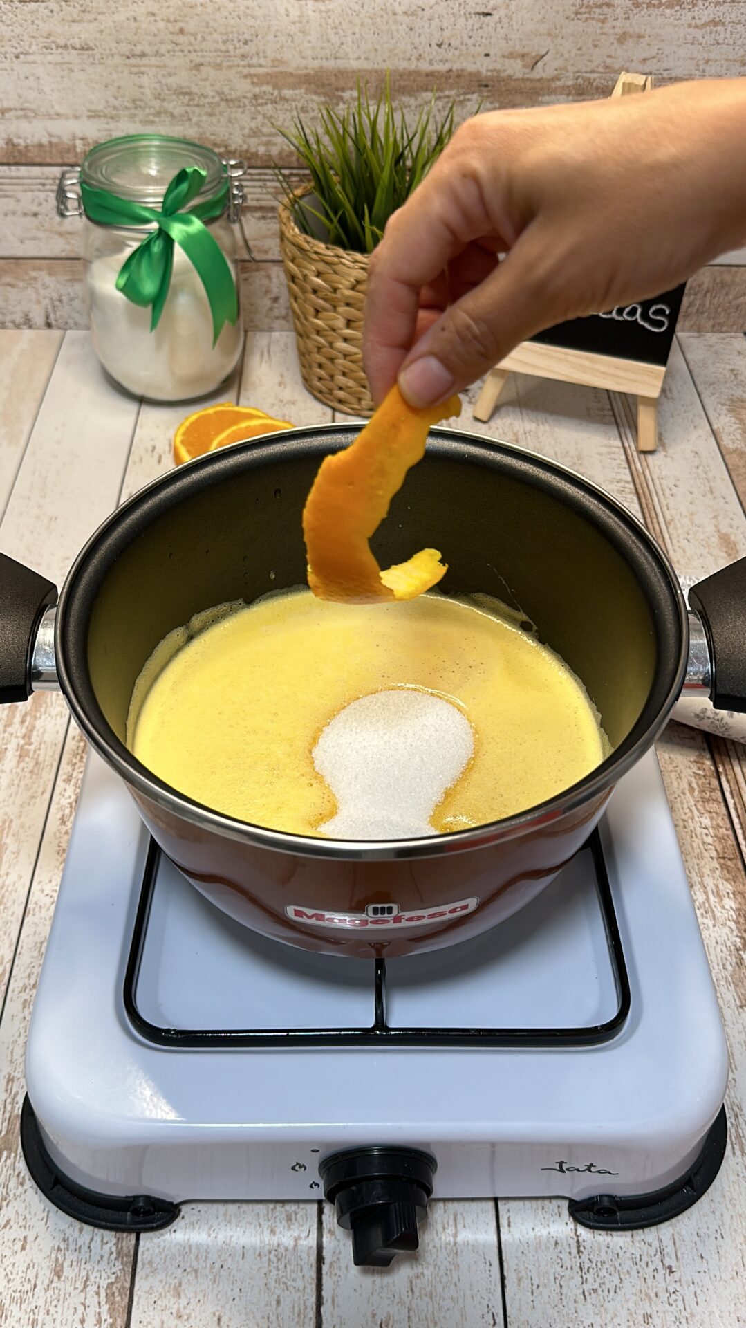 Añadimos el trozo de piel de naranja. Calentamos.