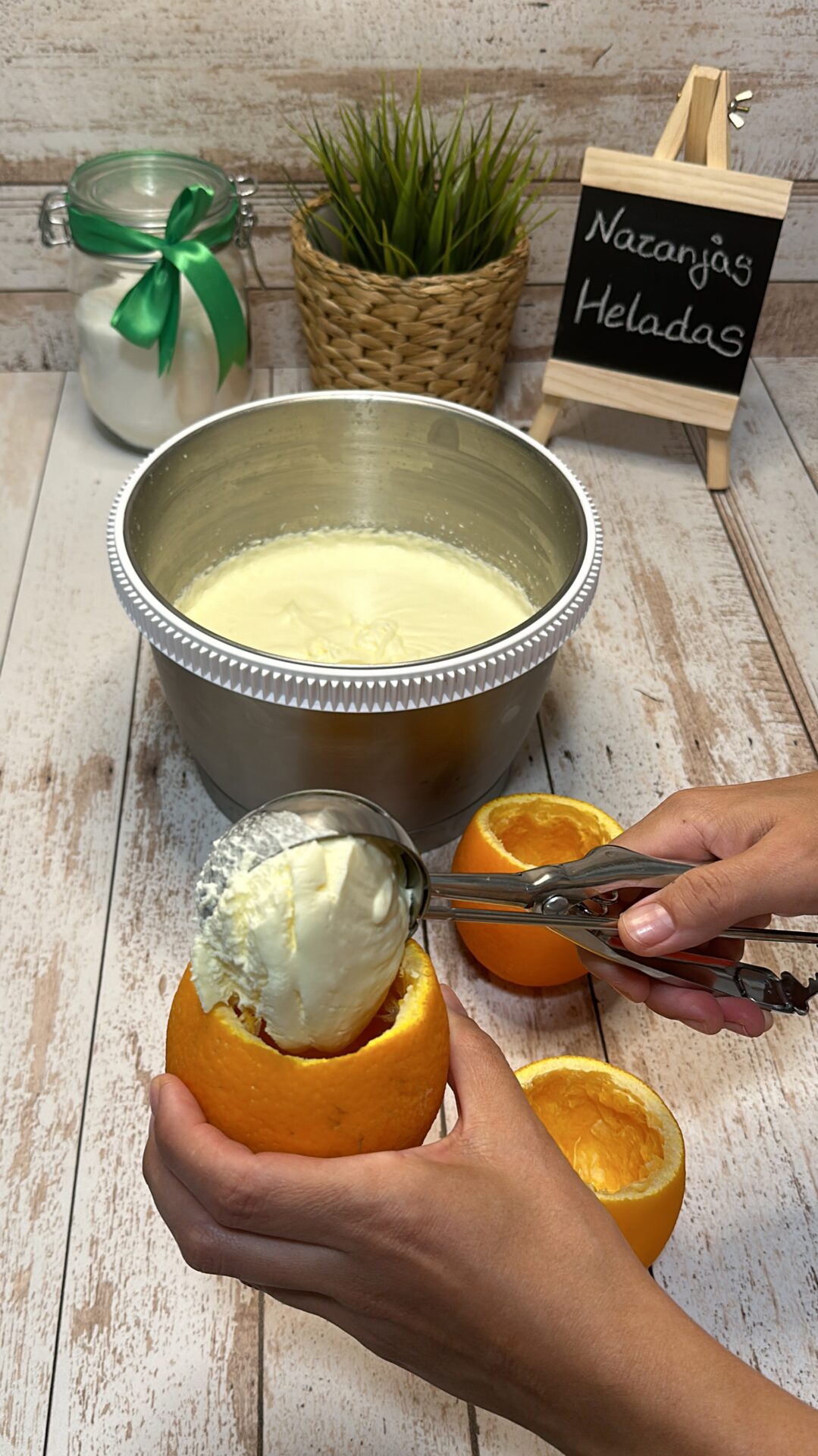Rellenamos las naranjas con el helado