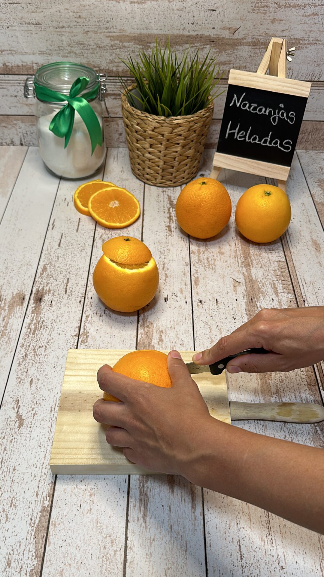 Cortamos la parte superior de las naranjas