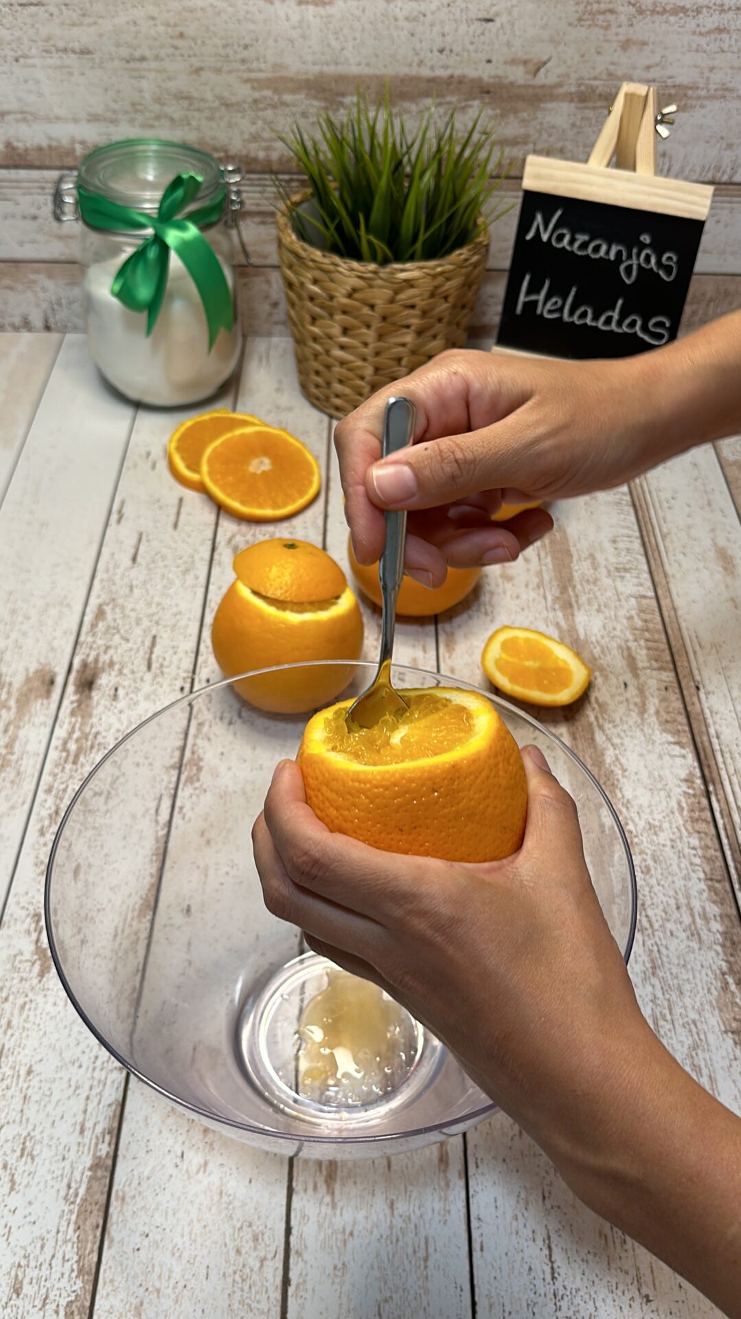 Vaciamos las naranjas para obtener el zumo y la pulpa