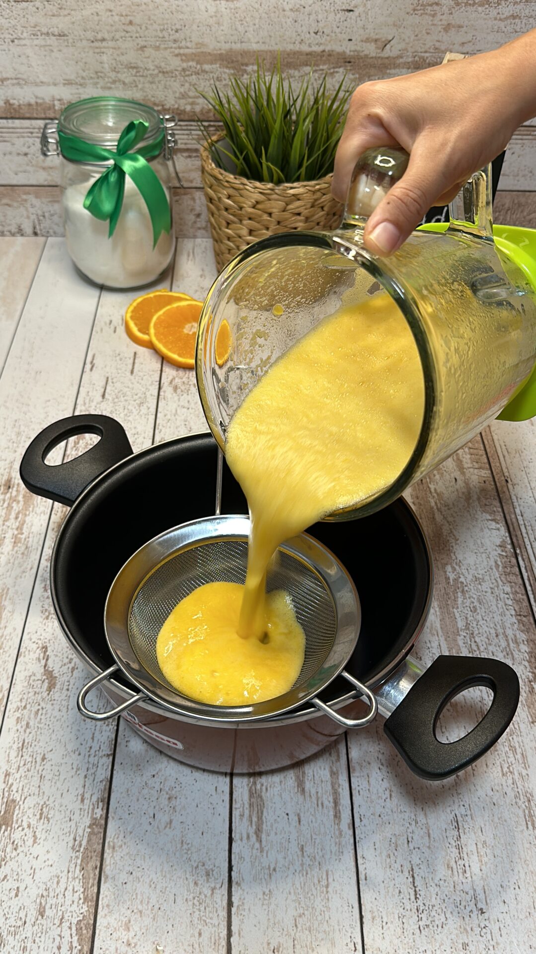 Colamos para obtener el zumo de la naranja