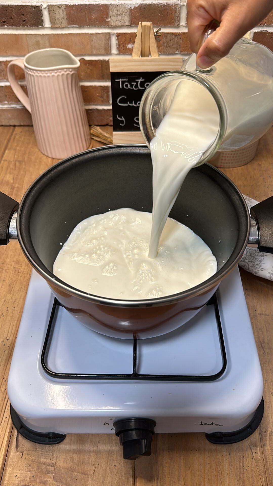 Llevamos a un cazo la leche con la nata para montar