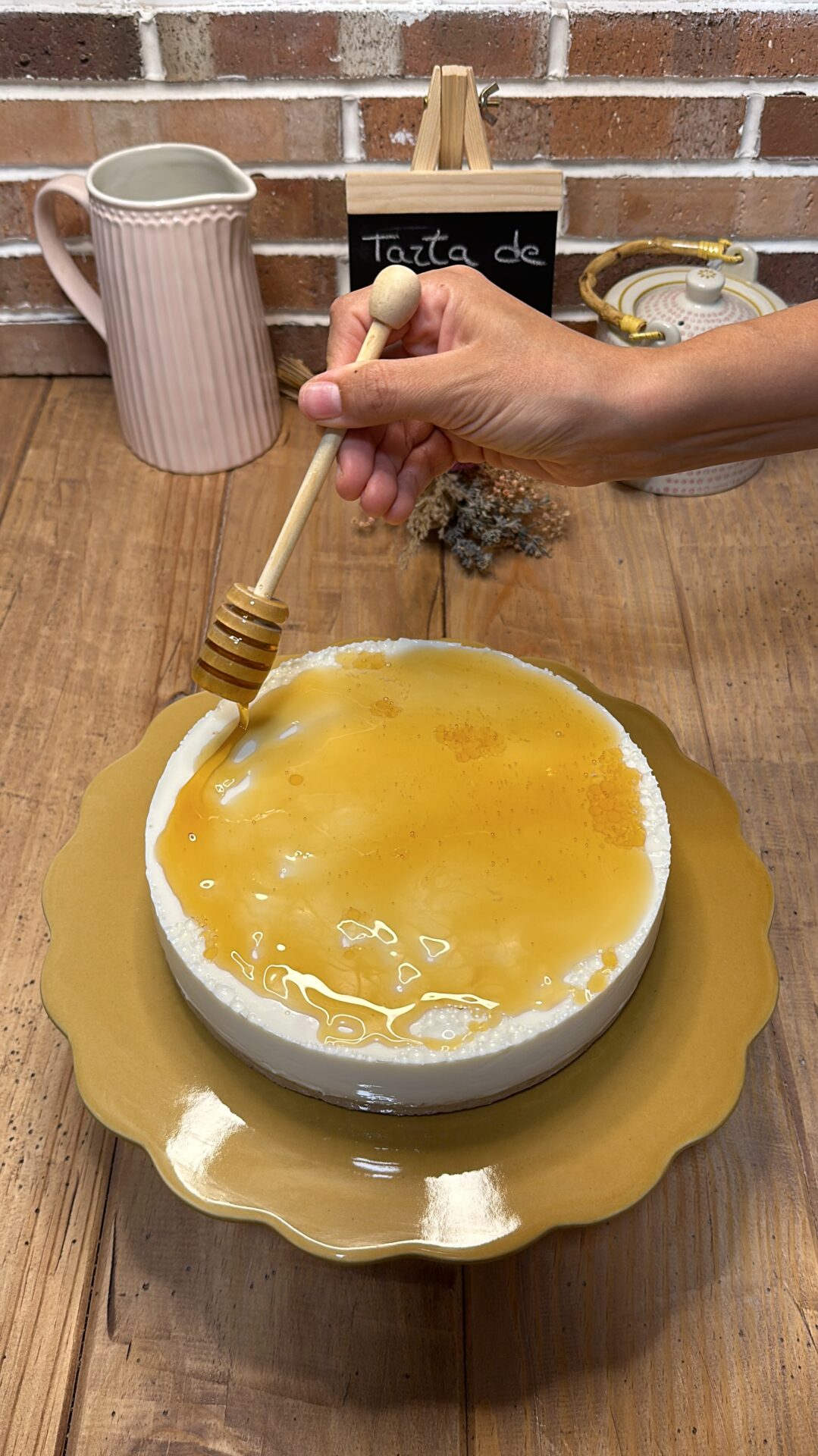 Cubrimos nuestra tarta de cuajada con miel
