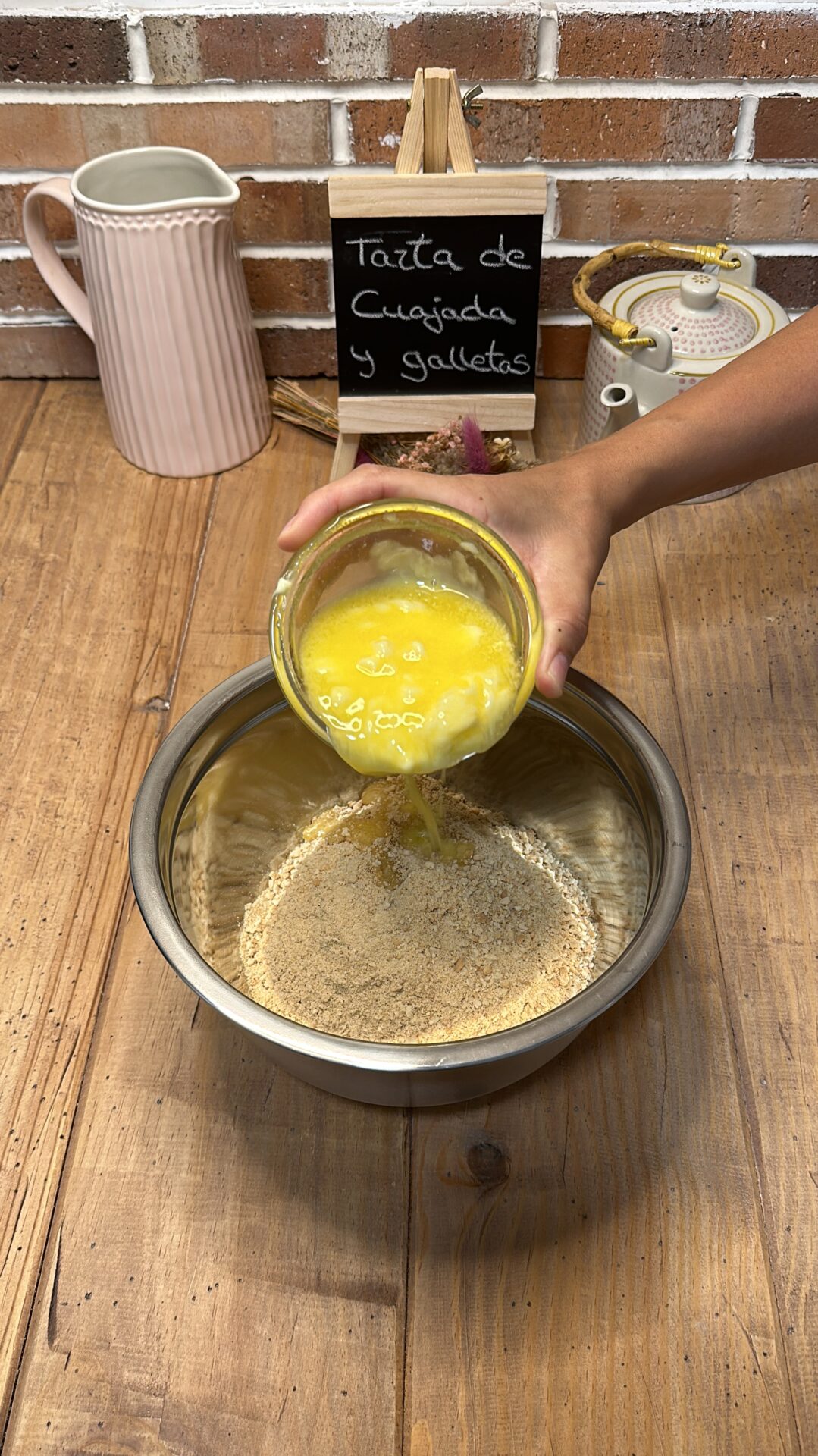 Llevamos a un bol las galletas y la mantequilla