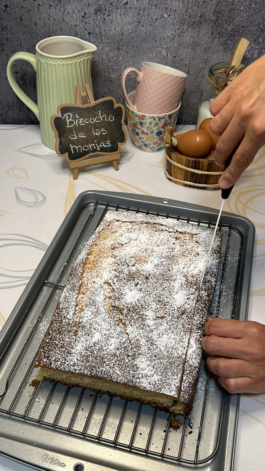 Bizcocho de las monjas_21 Retiramos los bordes para mejorar la estética del bizcocho de las monjas