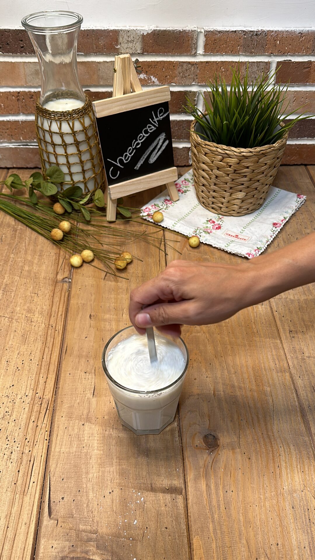 Disolvemos la cuajada en un vaso de leche