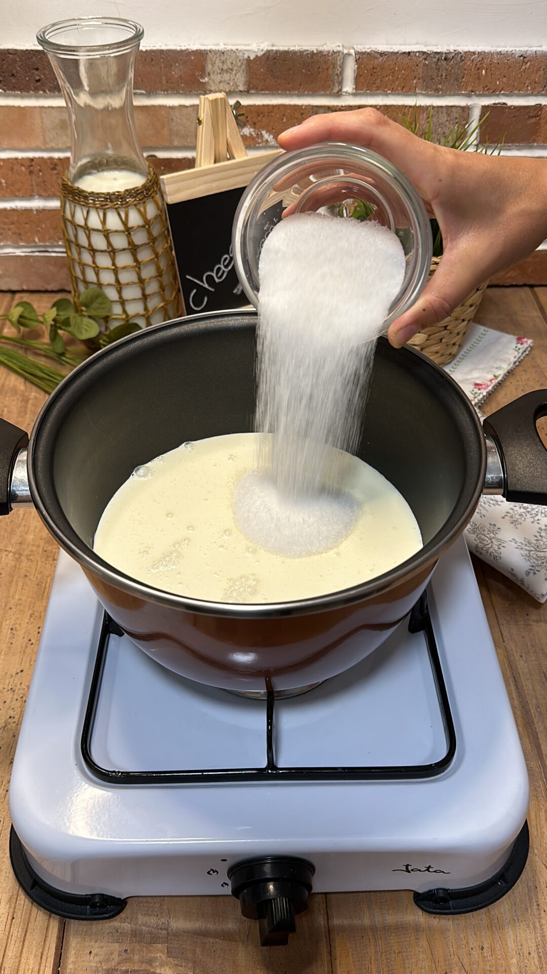 Llevamos al fuego la nata y añadimos el azúcar