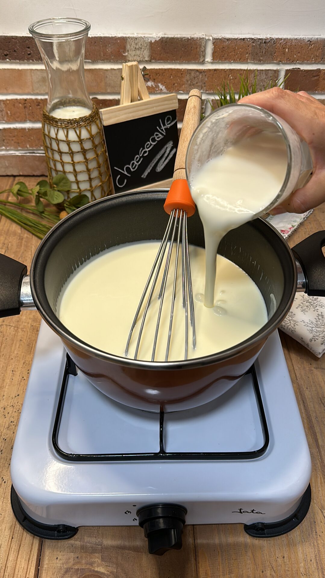 Añadimos la cuajada disuelta en la leche