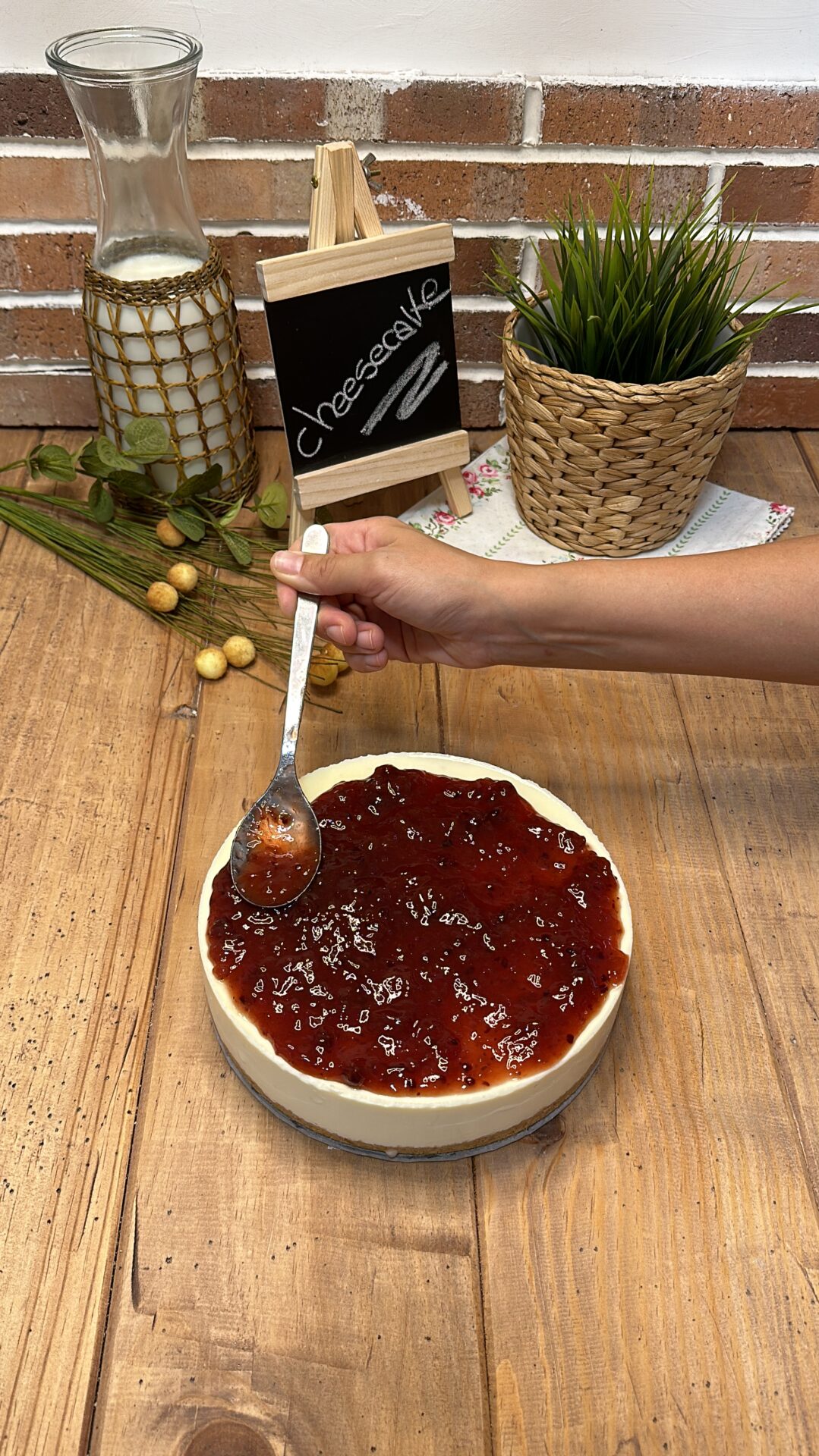 Decoramos la parte superior con mermelada de fresa
