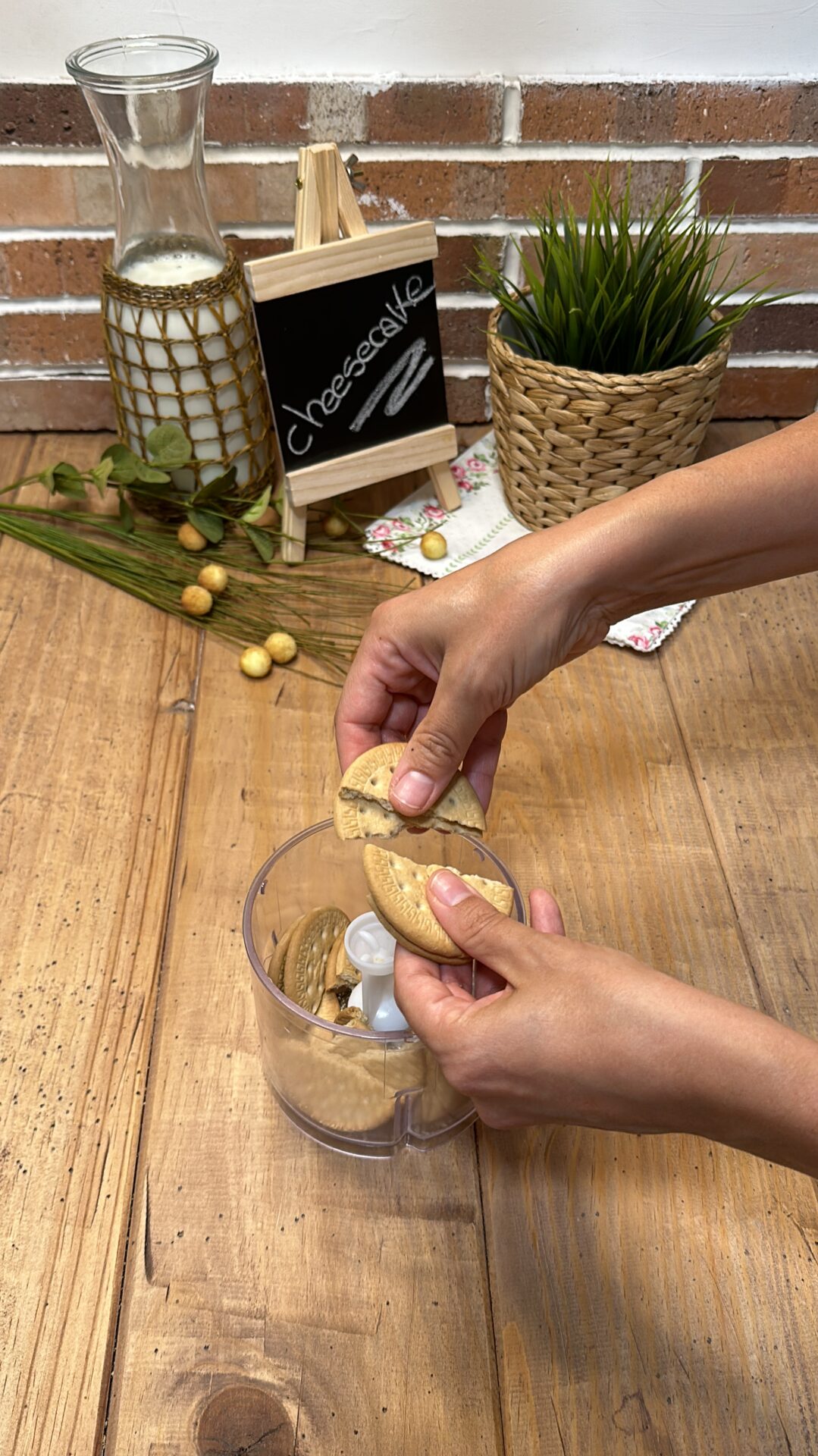 Llevamos al baso de la batidora las galletas