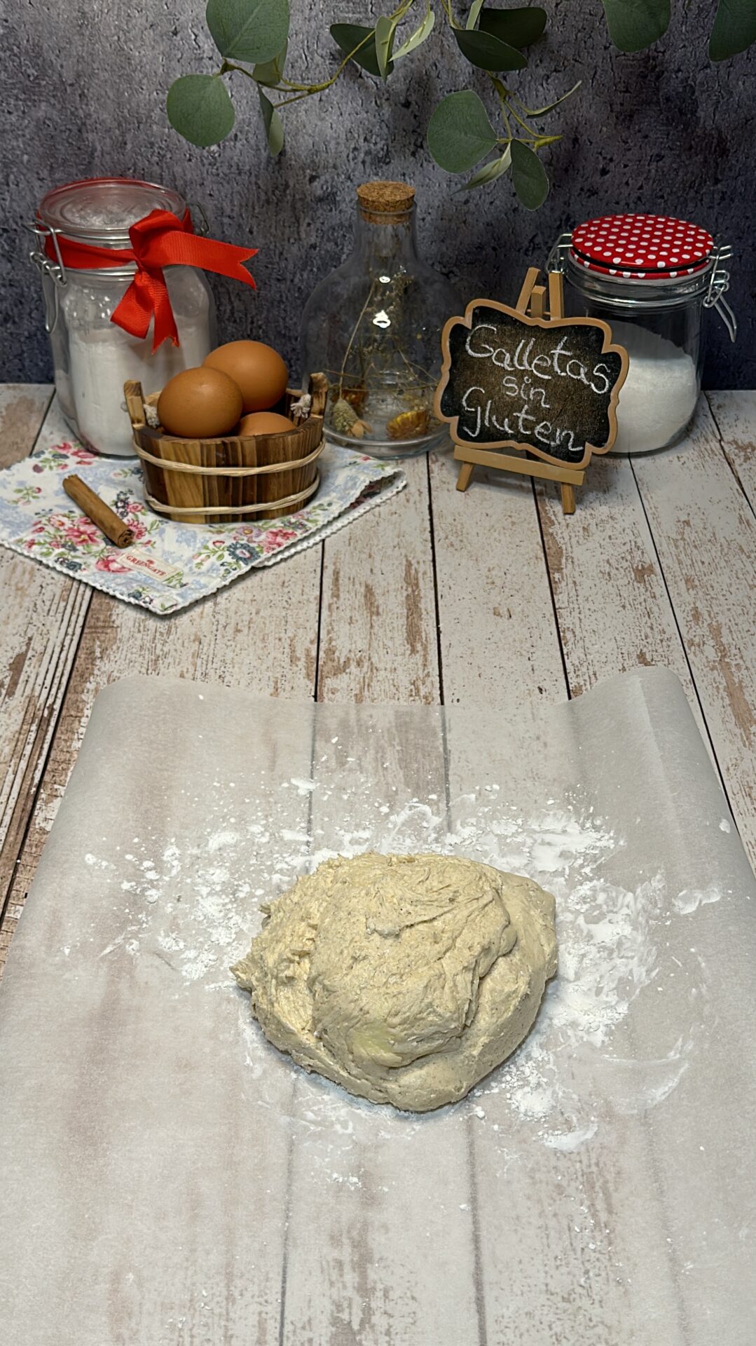 Colocamos la masa de nuestras galletas sin gluten sobre papel vegetal