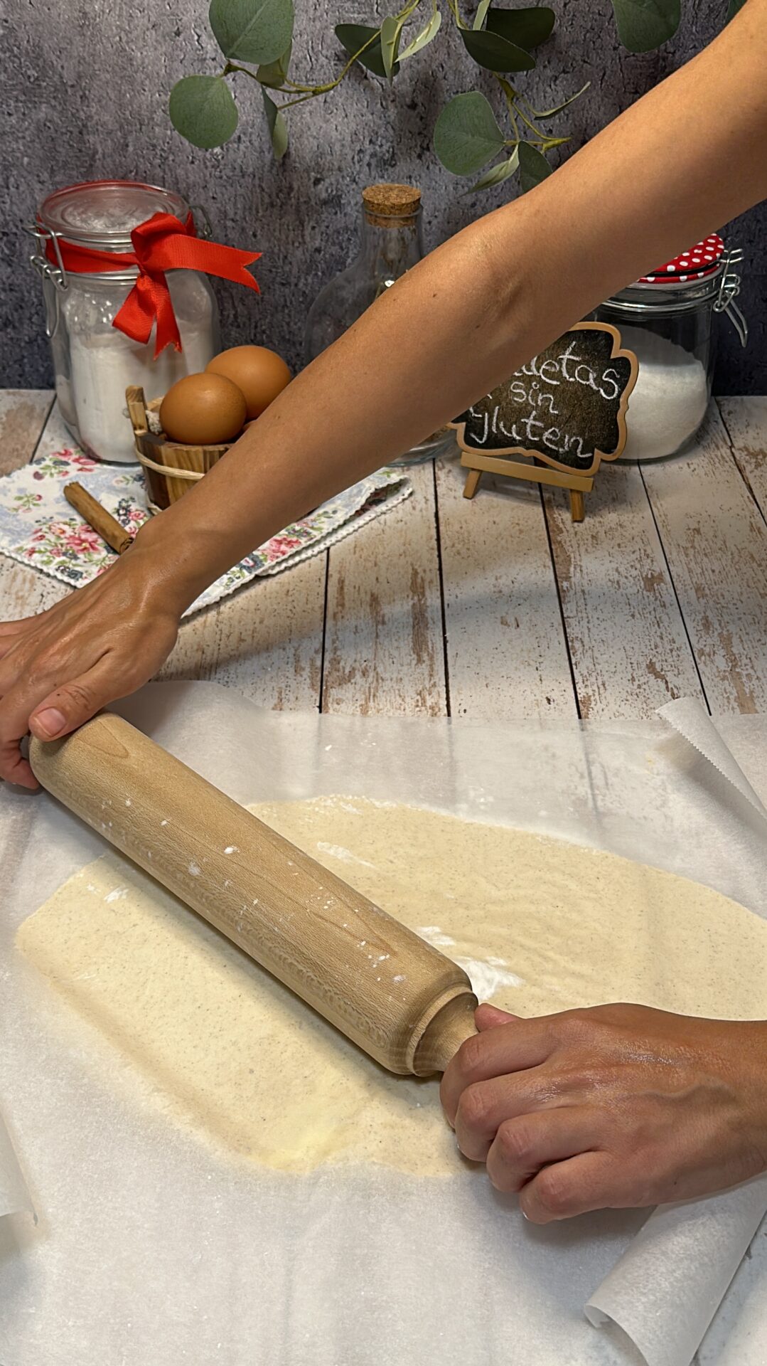 Cubrimos la masa con otro papel vegetal y aplanamos con el rodillo