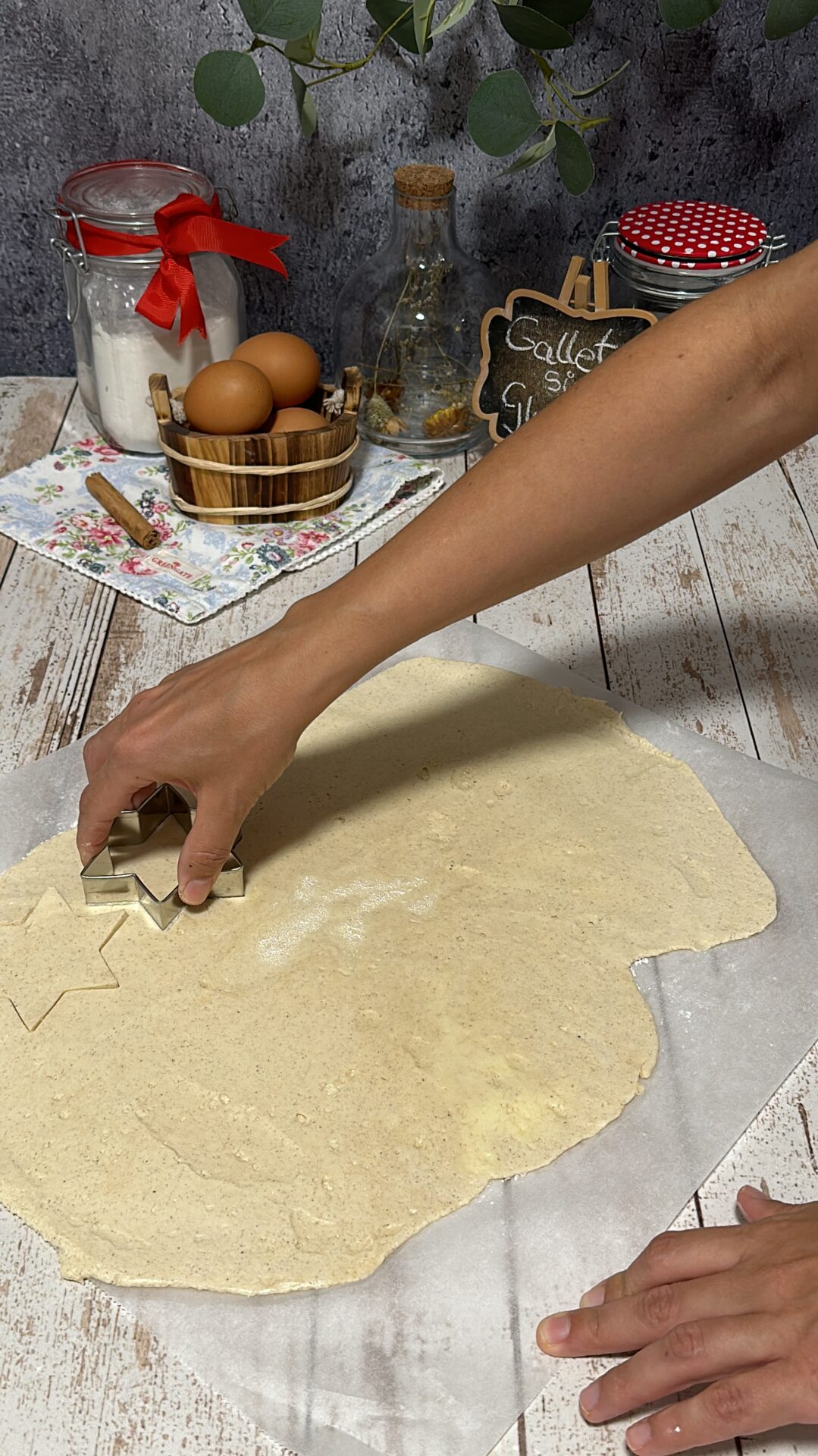 Cortamos las galletas con las formas deseadas