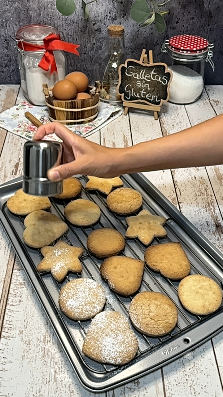 Pasamos las galletas a una rejilla enfriadora y espolvoreamos con azúcar glas