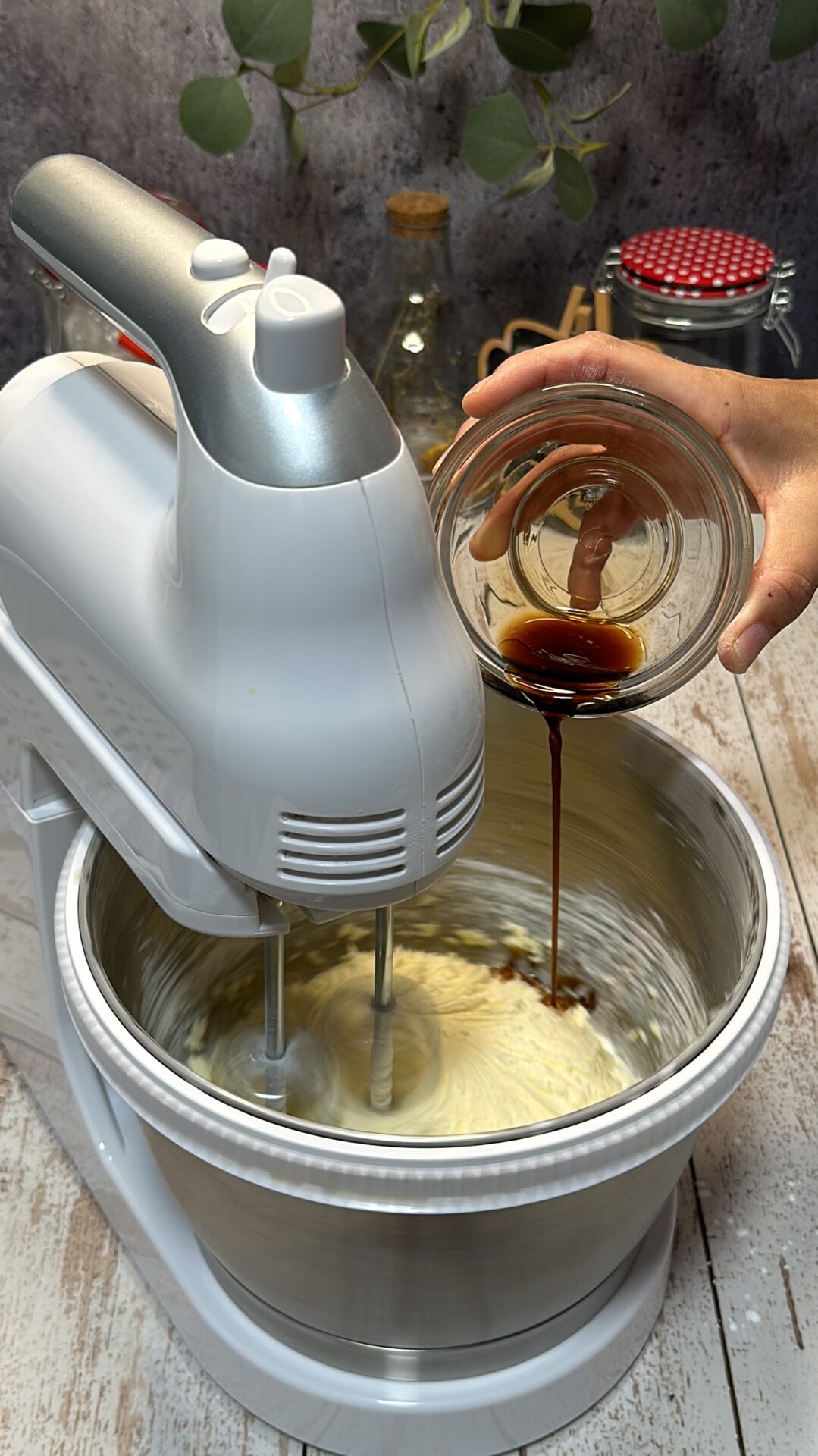 Añadimos la esencia de vainilla y continuamos integrando todos los ingredientes