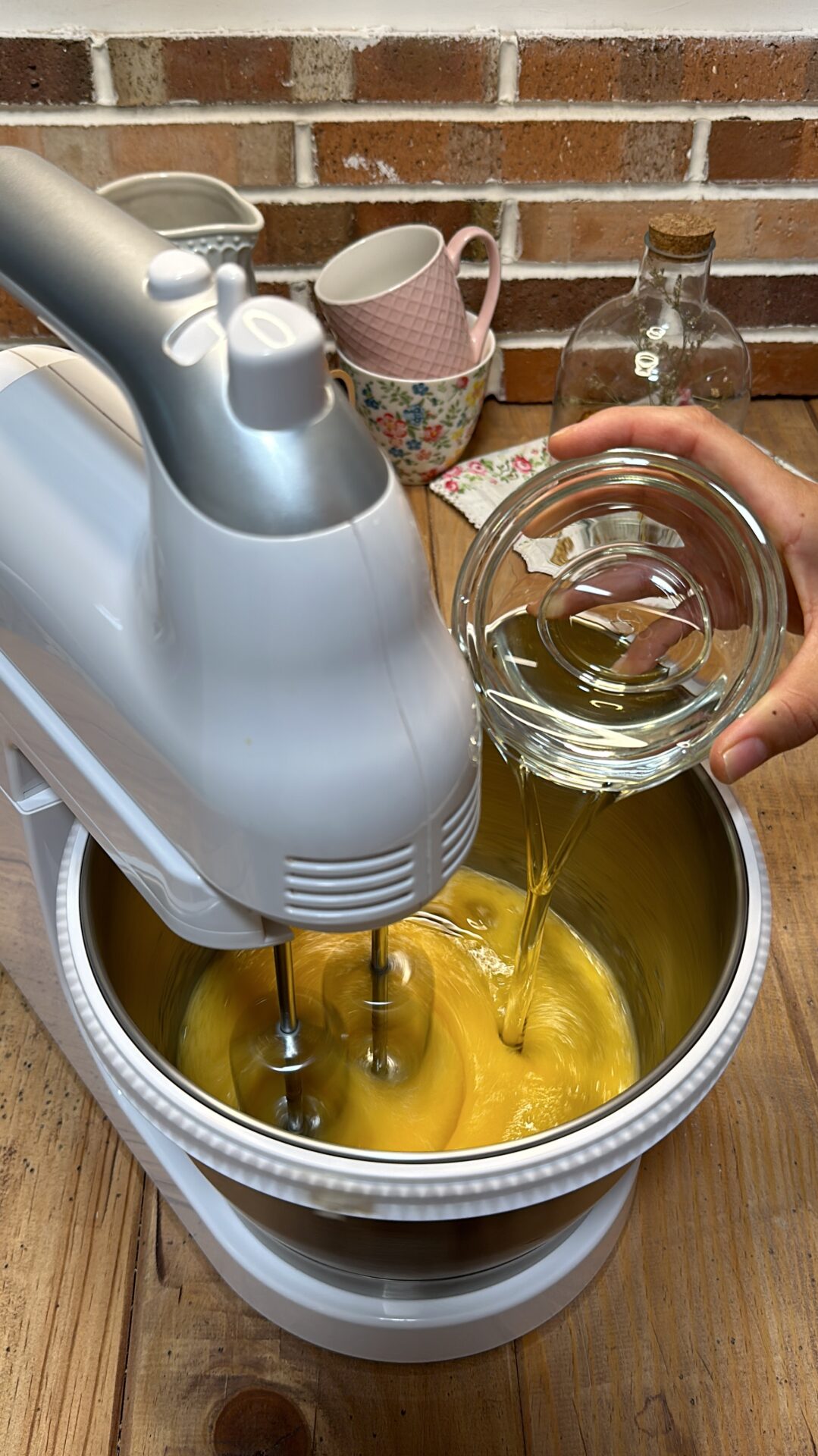 Imagen 4 Agregamos el aceite de girasol y continuamos batiendo