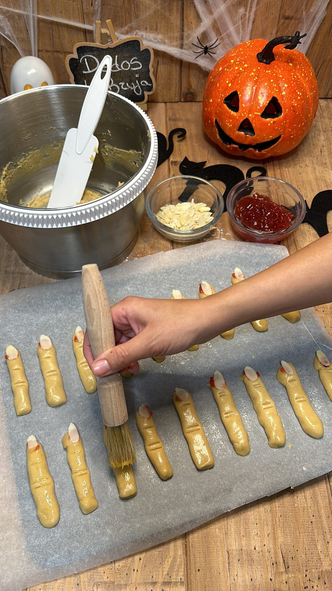 Dedos de bruja_14 Pintamos los dedos de bruja con huevo