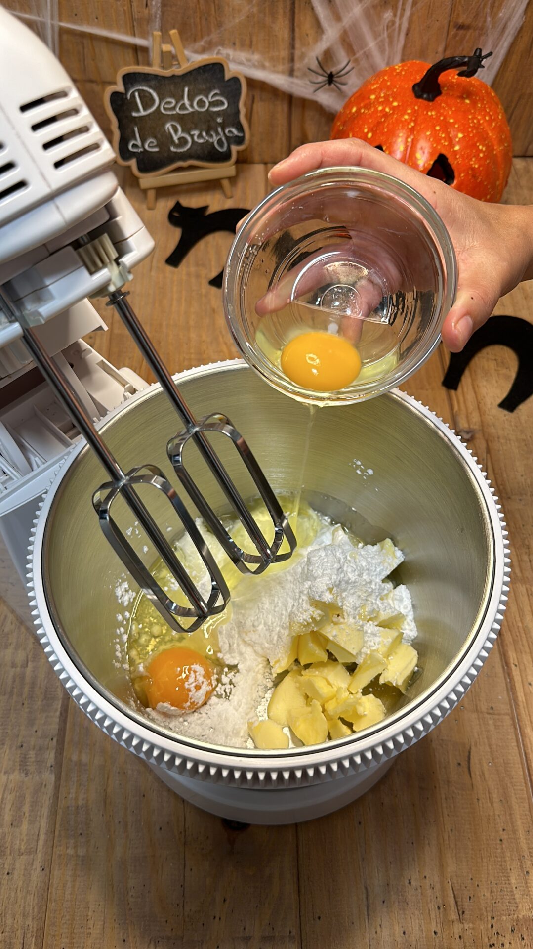 Dedos de bruja_3 Mezclamos en un bol la mantequilla, el azúcar y los huevos