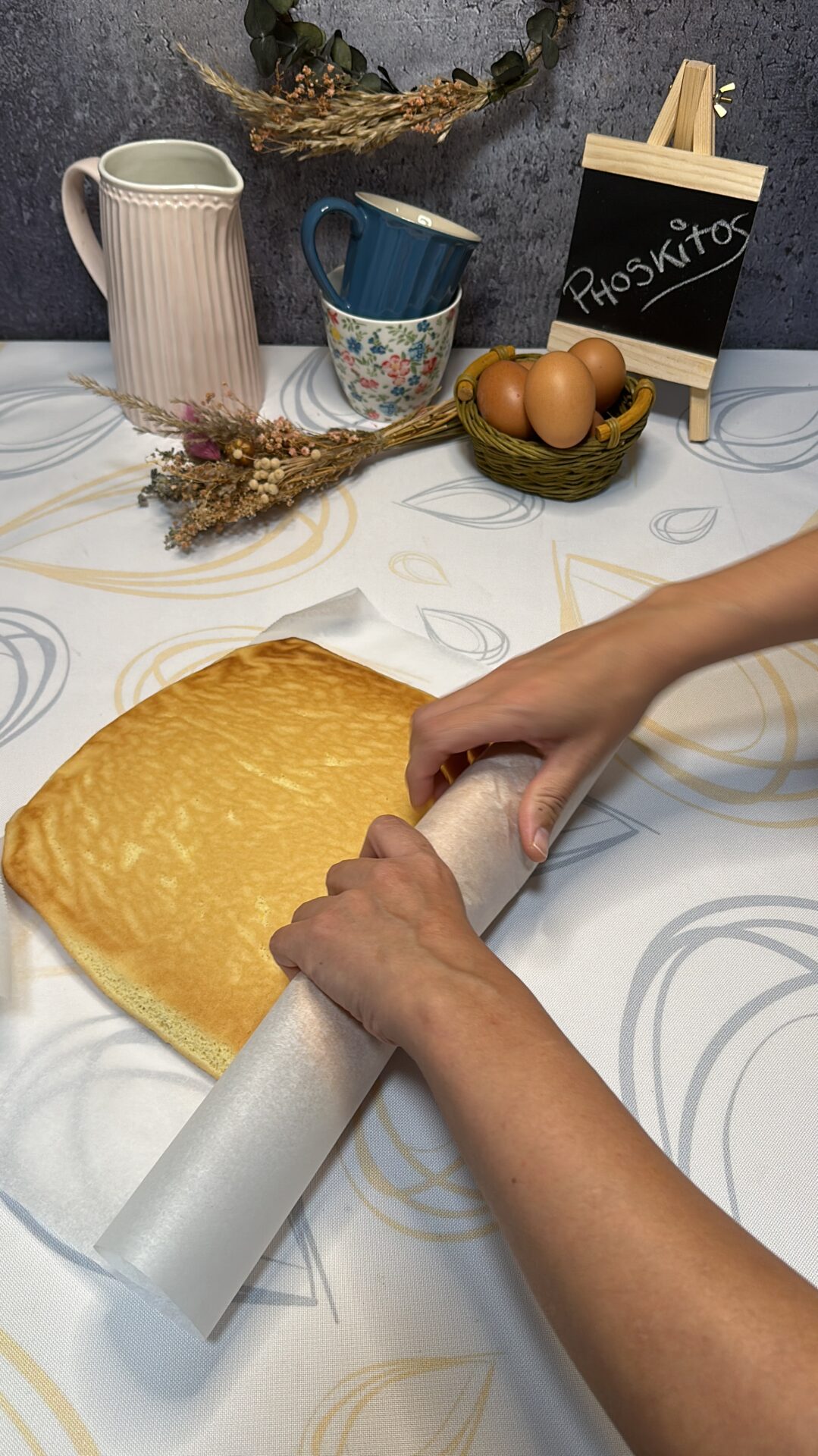 Colocamos el bizcocho sobre otro papel de horno y envolvemos