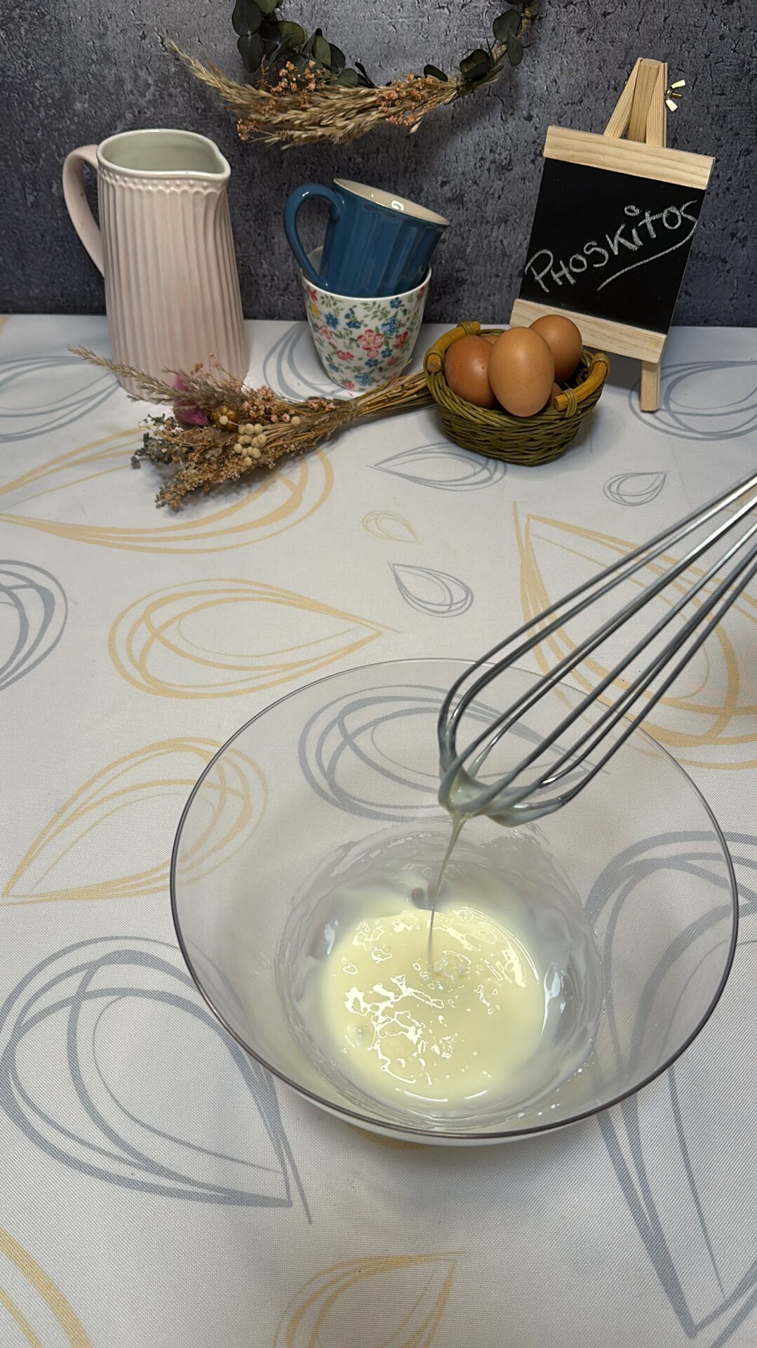 Mezclamos la leche condensada y el azúcar glas para la crema de los Phoskitos