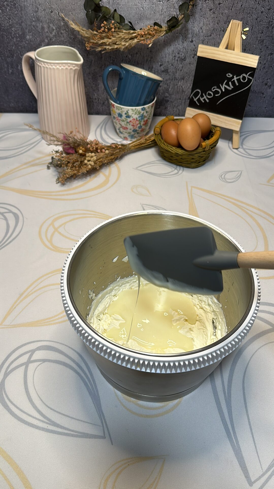 Mezclamos la nata montada con la mezcla de leche condensada y azúcar glas