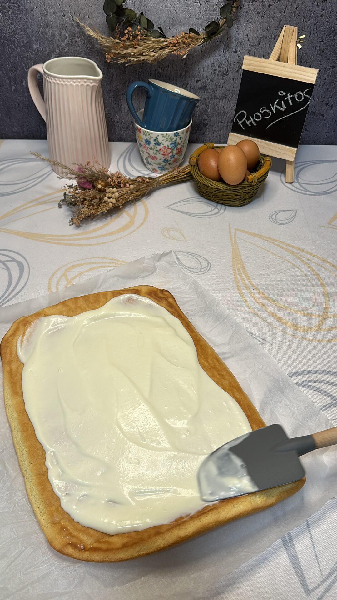 Desenrollamos el bizcocho y extendemos la crema por encima