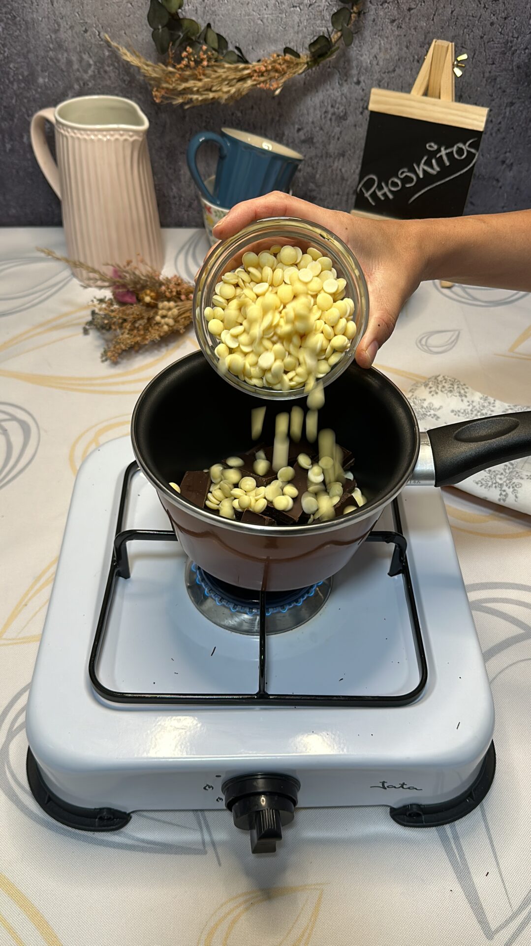 Llevamos a un cazo la manteca de caco y el chocolate negro