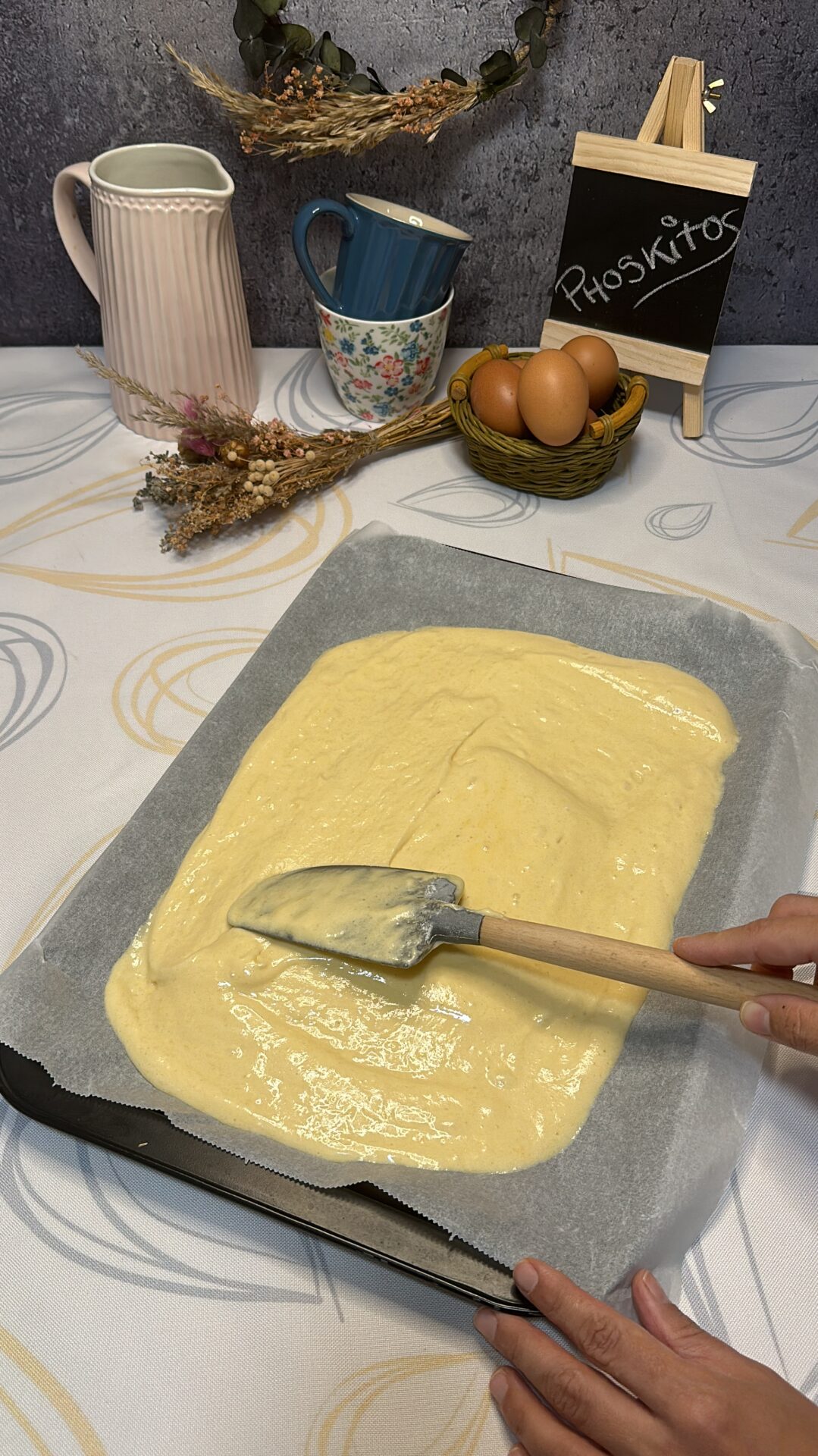 Llevamos la masa del bizcocho a una bandeja de horno