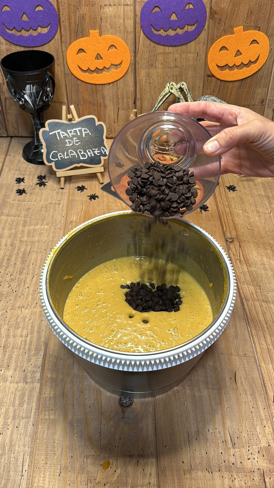 Antes, añadimos las pepitas de chocolate y mezclamos con una espátula