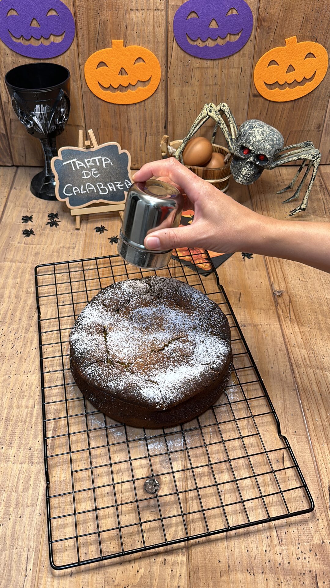 Espolvoreamos azúcar glas sobre nuestra tarta de calabaza
