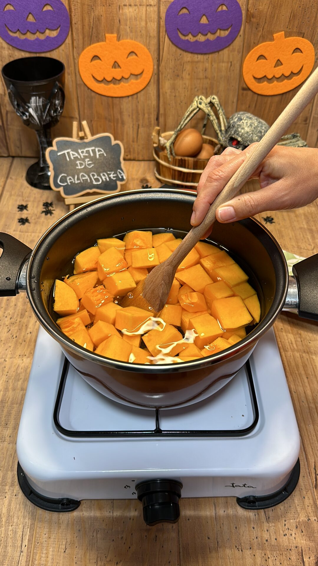 Cortamos la calabaza en dados y cocemos a fuego medio